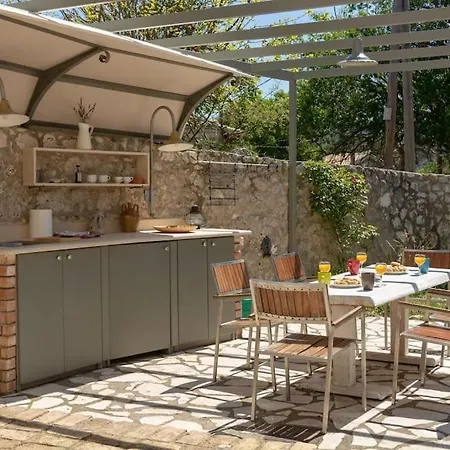 בית נופש Pano Rouga - Theo *